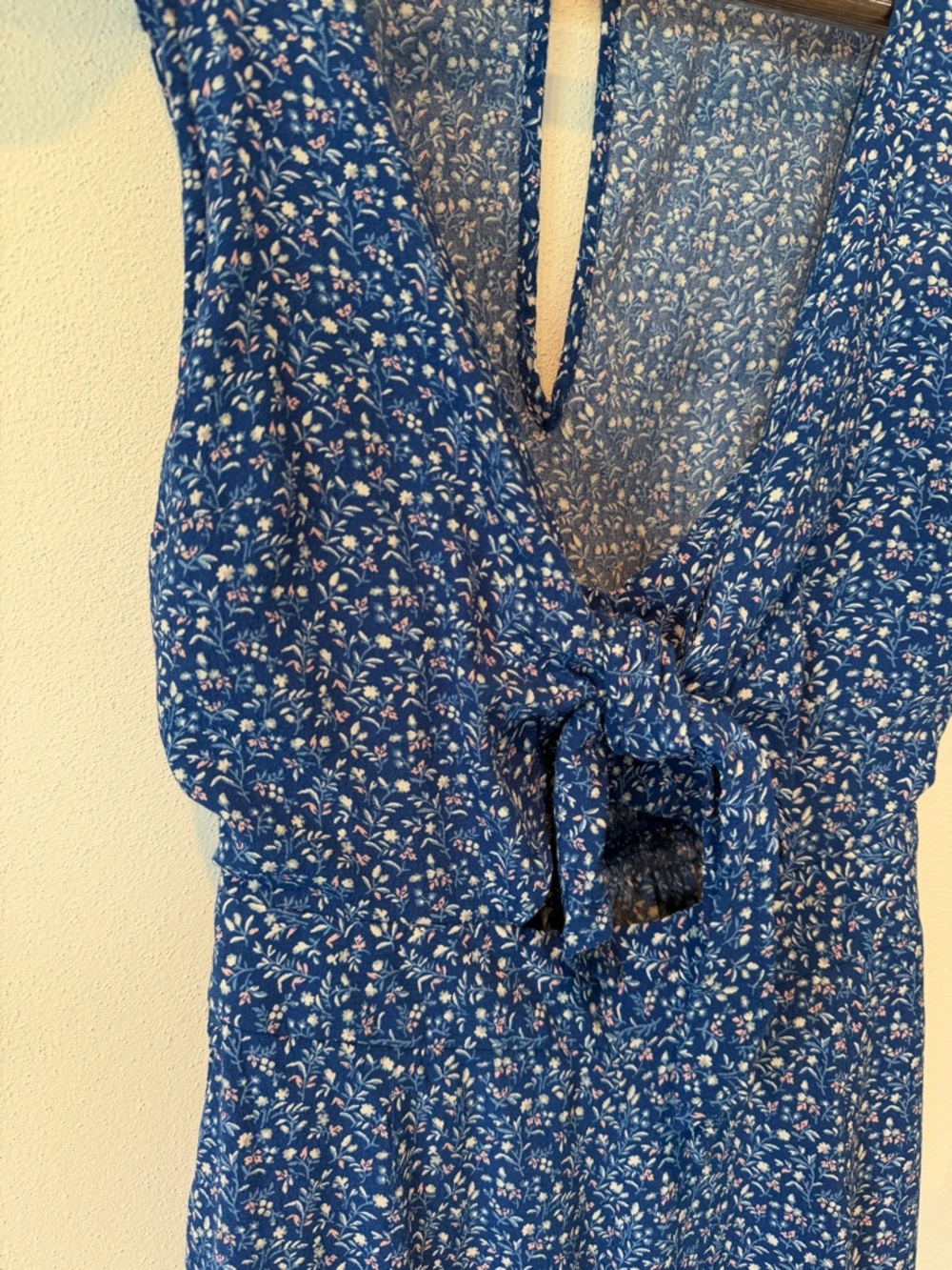 Abercrombie and Fitch Blue Micro Floral Jumpsuit Vneck Tie Front Keyhole Back - Picture 3 of 10